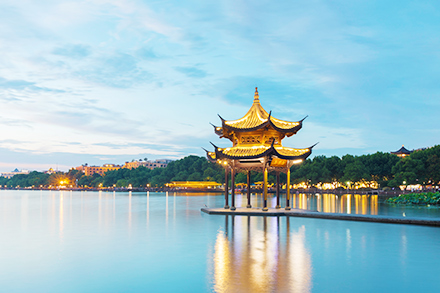 A landscape photo was taken at West Lake in Hangzhou